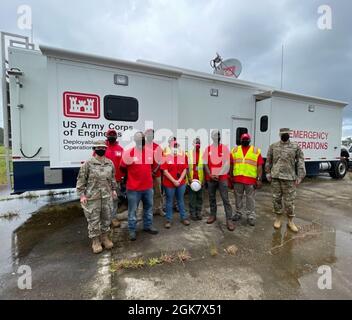 Il comandante della Divisione della Valle del Mississippi, il generale Diana Holland e il comandante del distretto di Memphis col. Zach Miller visitano con i dipendenti della USACE al DTOS a Baton Rouge. USACE sta lavorando in collaborazione con la risposta locale, statale e federale all'uragano Ida. Abbiamo più di 280 dipendenti dislocati e impegnati, che stanno coordinando con partner locali, statali e federali nelle aree colpite. La nostra priorità numero uno continua ad essere la vita, la salute e la sicurezza di tutti coloro che sono colpiti dall'uragano Ida. Foto Stock