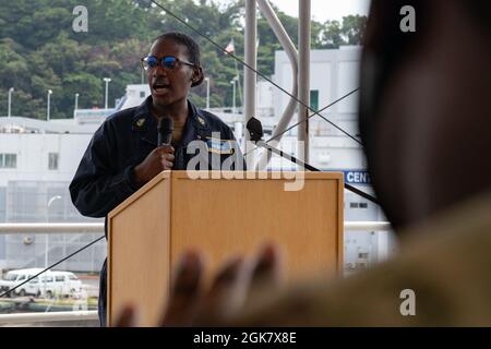 YOKOSUKA, Giappone (agosto 31, 2021) – il capo Mate Richelle Roberson di Jacksonville, Fl., commenta durante una celebrazione del Women's Equality Day a bordo della nave ammiraglia USS Blue Ridge (LCC 19) della 7th Fleet degli Stati Uniti. La Giornata della parità delle donne è una celebrazione che si tiene per commemorare l'adozione del diciannovesimo emendamento del 1920, che ha dato alle donne il diritto di voto. Blue Ridge è la più antica nave operativa della Marina e, come nave di comando della 7a flotta, lavora attivamente per promuovere i rapporti con gli alleati e i partner nella regione Indo-Pacific. Foto Stock