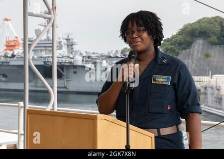 YOKOSUKA, Giappone (agosto 31, 2021) – il Lt. Rachel Taylor, di Atlanta, esprime commenti durante una celebrazione del Women's Equality Day a bordo della nave ammiraglia USS Blue Ridge della 7th Fleet statunitense (LCC 19). La Giornata della parità delle donne è una celebrazione che si tiene per commemorare l'adozione del diciannovesimo emendamento del 1920, che ha dato alle donne il diritto di voto. Blue Ridge è la più antica nave operativa della Marina e, come nave di comando della 7a flotta, lavora attivamente per promuovere i rapporti con gli alleati e i partner nella regione Indo-Pacific. Foto Stock