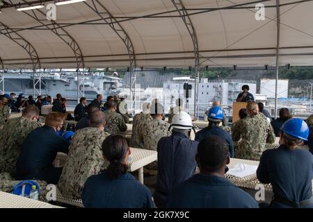 YOKOSUKA, Giappone (agosto 31, 2021) – i marinai osservano il Lt. Rachel Taylor, di Atlanta, commenta durante una celebrazione della Giornata dell'uguaglianza delle donne a bordo della nave ammiraglia USS Blue Ridge della 7th Fleet degli Stati Uniti (LCC 19). La Giornata della parità delle donne è una celebrazione che si tiene per commemorare l'adozione del diciannovesimo emendamento del 1920, che ha dato alle donne il diritto di voto. Blue Ridge è la più antica nave operativa della Marina e, come nave di comando della 7a flotta, lavora attivamente per promuovere i rapporti con gli alleati e i partner nella regione Indo-Pacific. Foto Stock