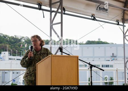 YOKOSUKA, Giappone (agosto 31, 2021) – il tecnico principale dei sistemi informativi Karen Cannon, da Louisville, Ky., dà le osservazioni durante un'osservanza della Giornata della parità della donna a bordo della nave ammiraglia USS Blue Ridge della 7a flotta degli Stati Uniti (LCC 19). La Giornata della parità delle donne è una celebrazione che si tiene per commemorare l'adozione del diciannovesimo emendamento del 1920, che ha dato alle donne il diritto di voto. Blue Ridge è la più antica nave operativa della Marina e, come nave di comando della 7a flotta, lavora attivamente per promuovere i rapporti con gli alleati e i partner nella regione Indo-Pacific. Foto Stock