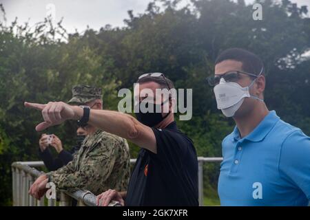 Donald Baldwin, la base del corpo Marino (MCB) Camp Blaz Capo di Stato maggiore, centro, briefing Alex Velez-Green, il consulente nazionale per la sicurezza al senatore Josh Hawley, durante una visita alla base, il 31 agosto 2021. La visita a MCB Camp Blaz ha incluso incontri con la leadership e il personale chiave, e un tour delle strutture e dei cantieri di MCB Camp Blaz. Le visite a MCB Camp Blaz consentono alla comunità locale e ai partner strategici di impegnarsi con la base, rafforzando e rafforzando la loro partnership. Foto Stock