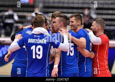 Ostrava, Repubblica Ceca. 13 settembre 2021. I giocatori cechi reagiscono durante il round del Campionato europeo di pallavolo maschile del 16 partita Repubblica Ceca vs Francia a Ostrava, Repubblica Ceca, 13 settembre 2021. Credit: Jaroslav Ozana/CTK Photo/Alamy Live News Foto Stock