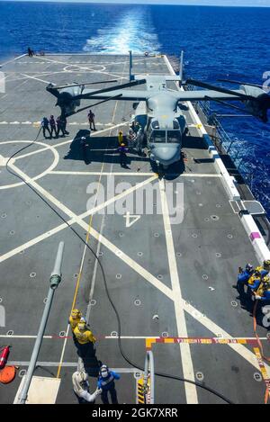 210831-N-MT581-1068 OCEANO PACIFICO (AGOSTO 31, 2021) marinai assegnati alla nave portuale di trasporto anfibio USS John P. Murtha (LPD 26) combattono un incendio simulato del ponte di volo durante l'esercizio Freedom Banner 2021, agosto 31. John P. Murtha partecipa a Exercise Freedom Banner, un esercizio annuale che prevede la proiezione strategica della forza di preposizionamento marittima (MPF) e delle forze di combattimento associate. Foto Stock