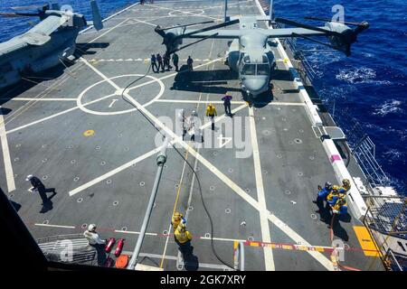 210831-N-MT581-1080 OCEANO PACIFICO (AGOSTO 31, 2021) marinai assegnati alla nave portuale di trasporto anfibio USS John P. Murtha (LPD 26) combattono un incendio simulato del ponte di volo durante l'esercizio Freedom Banner 2021, agosto 31. John P. Murtha partecipa a Exercise Freedom Banner, un esercizio annuale che prevede la proiezione strategica della forza di preposizionamento marittima (MPF) e delle forze di combattimento associate. Foto Stock