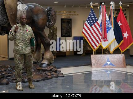 Ronald Wilkins, III Corps Logistician, ha tenuto un discorso dopo aver ricevuto la medaglia Legion of Merit dal Gen. Michael Keating, vice comandante per il supporto Foto Stock