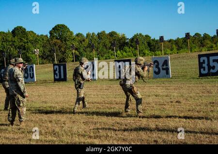 I concorrenti sparano ai loro obiettivi dalla linea di 25 metri durante la partita di combattimento con fucile in avanti Assault del cinquantesimo Winston P. Wilson e del trentesimo Armed Forces Skill at Arms Championships, ospitato dal National Guard Markskmanship Training Center, tenuto presso il Robinson Joint Manage Training Center, North Little Rock, Ark. il 31 agosto 2021. Foto Stock