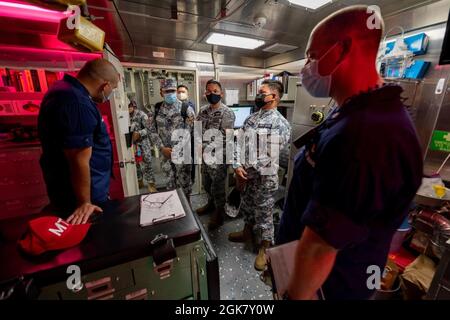 I membri del Crewmembers della guardia costiera degli Stati Uniti Cutter Munro e della guardia costiera filippina partecipano agli esercizi di addestramento bilaterale nel Mare delle Filippine Occidentali, 31 agosto 2021. Il Munro e il suo equipaggio sono attualmente dislocati nel Pacifico occidentale, pattugliando e conducendo le operazioni, rafforzando le partnership con gli alleati nella regione. Foto Stock