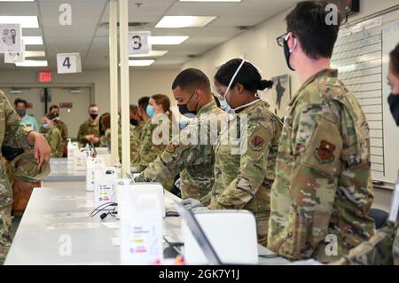 I velieri assegnati alla Task Force - Holloman preparano una linea in-processing a sostegno dell'operazione Allees Welcome, 31 agosto 2021, sulla base dell'aeronautica di Holloman, New Mexico. Il Dipartimento della Difesa, attraverso il comando del Nord degli Stati Uniti, e a sostegno del Dipartimento della sicurezza interna, sta fornendo trasporto, alloggio temporaneo, screening medico, e supporto generale per un massimo di 50,000 sfollati afghani in strutture adeguate, in strutture permanenti o temporanee, il più rapidamente possibile. Questa iniziativa fornisce al personale afghano un sostegno essenziale in luoghi sicuri al di fuori dell'Afghanistan. Foto Stock