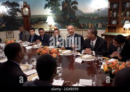 Il Presidente Barack Obama incontra i tutei di mio fratello Keeper durante il pranzo nella Sala Diplomatica della Casa Bianca, 27 febbraio 2015. (Foto ufficiale della Casa Bianca di Lawrence Jackson) questa fotografia ufficiale della Casa Bianca è resa disponibile solo per la pubblicazione da parte delle organizzazioni di notizie e/o per uso personale per la stampa da parte del soggetto(i) della fotografia. La fotografia non può essere manipolata in alcun modo e non può essere utilizzata in materiali commerciali o politici, pubblicità, e-mail, prodotti, promozioni che in alcun modo suggeriscono l'approvazione o l'approvazione del presidente, la prima Famil Foto Stock