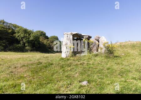 Llandudno, Conwy, UK, 7 settembre 2021: Massive pietre imbianchite di Llety'r Filiast camera di sepoltura neolitica in piedi in un campo sul Grande Orme. Foto Stock