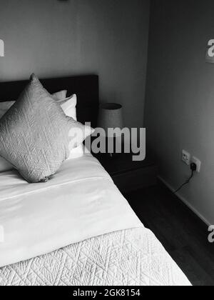 fatto letto e singolo cuscino in camera da letto Foto Stock