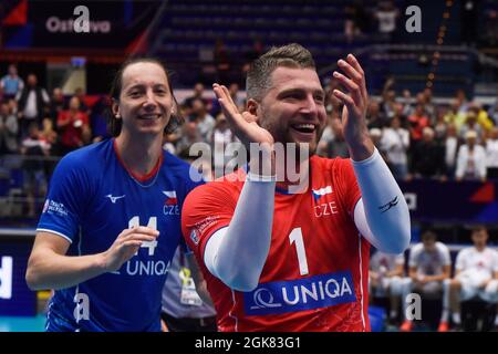 Ostrava, Repubblica Ceca. 13 settembre 2021. Adam Bartos, a sinistra, e Milan Monik della Repubblica Ceca festeggiano la vittoria del Campionato europeo di Pallavolo maschile del 16 partita Repubblica Ceca vs Francia a Ostrava, Repubblica Ceca, 13 settembre 2021. Credit: Jaroslav Ozana/CTK Photo/Alamy Live News Foto Stock