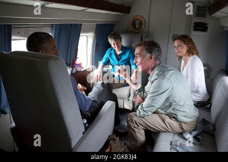 Il Presidente Barack Obama parla con Bill Nye, il Guy della Scienza, il Rep. Debbie Wasserman Schultz, D-Fla., e il Segretario degli interni Sally Jewell a bordo di Marine One sulla rotta per l'Aeroporto Internazionale di Miami, a seguito di una visita al Parco Nazionale Everglades, Fla. Il giorno della Terra, 22 aprile 2015. (Foto ufficiale della Casa Bianca di Pete Souza) questa fotografia ufficiale della Casa Bianca è resa disponibile solo per la pubblicazione da parte delle organizzazioni di notizie e/o per uso personale la stampa dal soggetto(i) della fotografia. La fotografia non può essere manipolata in alcun modo e non può essere utilizzata in materiali commerciali o politici; Foto Stock