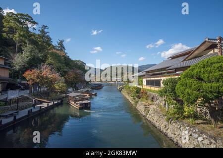 Il fiume Katsura ha attraversato Arashiyama, Prefettura di Kyoto, Giappone Foto Stock