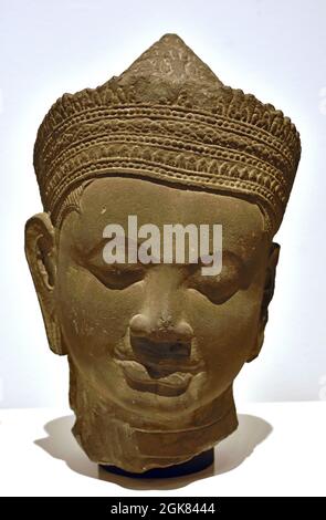 Scultura in arenaria khmer di una testa di Vishnu addormentato risalente al periodo di Angkor, approssimativamente tra il 1100–1300 d.C. Questo pezzo faceva originariamente parte di una figura giacente completa che rappresentava la divinità indù Vishnu che riposa durante la creazione ciclica dell'universoTesta in arenaria khmer di un Vishnu addormentato del periodo di Angkor in Cambogia, antica scultura di tempio religioso della divinità indù 1100-1300 d.C. Foto Stock