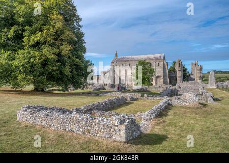 Una vista del Priorato di Binham in Norfolk visto dal sud. Foto Stock