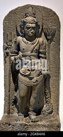 Nandishvara, 800-900, roccia vulcanica 76.5cm x 37cm x 22cm Indonesia, Giava Centrale, Nandishvara è uno dei due guardiani, Tempio del dio Indù Shiva. Ha l'aspetto di un giovane colto e si trova sul lato destro di Shiva, da una parte ha una collana con perle di preghiera, dall'altra parte appende un fiore galleggiante di loto. Il tridente è l'arma di Shiva. Indonesia, Foto Stock