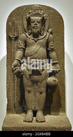 Shiva Guru (Agastya), insegnante religioso, Statua di Agastya in piedi, Giava Centrale Indonesia, pietra vulcanica, altezza 100 cm, peso 148 kg Foto Stock