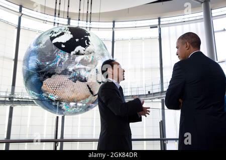 Il Presidente Barack Obama discute il Geo-Cosmo con il Dott. Mamoru Mohri, Direttore Esecutivo del Museo Miraikan, durante una visita al Museo Nazionale della Scienza e dell'innovazione emergenti a Tokyo, Giappone, 24 aprile 2104. Il Geo-Cosmo è un globo sospeso che visualizza i dati ambientali sulla terra. (Foto ufficiale della Casa Bianca di Pete Souza) questa fotografia ufficiale della Casa Bianca è resa disponibile solo per la pubblicazione da parte delle organizzazioni di notizie e/o per uso personale la stampa dal soggetto(i) della fotografia. La fotografia non può essere manipolata in alcun modo e non può essere utilizzata in comm Foto Stock