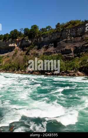 Rapide di Classe 6 del fiume Niagara dall'attrazione White Water Walk nella gola del Niagara alle Cascate del Niagara, Ontario, Canada Foto Stock