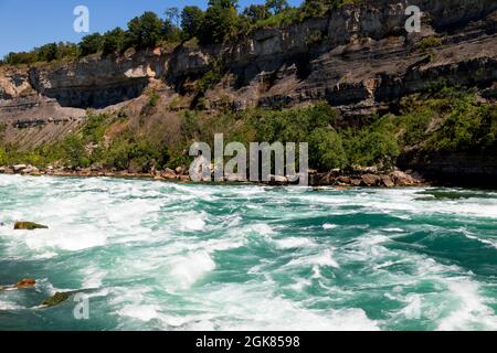 Rapide di Classe 6 del fiume Niagara dall'attrazione White Water Walk nella gola del Niagara alle Cascate del Niagara, Ontario, Canada Foto Stock