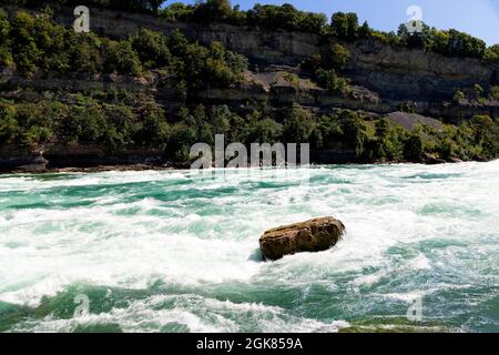 Rapide di Classe 6 del fiume Niagara dall'attrazione White Water Walk nella gola del Niagara alle Cascate del Niagara, Ontario, Canada Foto Stock
