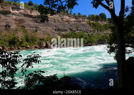 Rapide di Classe 6 del fiume Niagara dall'attrazione White Water Walk nella gola del Niagara alle Cascate del Niagara, Ontario, Canada Foto Stock