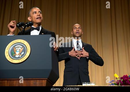 Il presidente Barack Obama delvers le osservazioni con l'aiuto dell'attore comedico Keegan-Michael Key durante la cena dell'associazione dei corrispondenti della Casa Bianca a Washington, D.C., 25 aprile 2015. (Foto ufficiale della Casa Bianca di Lawrence Jackson) questa fotografia ufficiale della Casa Bianca è resa disponibile solo per la pubblicazione da parte delle organizzazioni di notizie e/o per uso personale per la stampa da parte del soggetto(i) della fotografia. La fotografia non può essere manipolata in alcun modo e non può essere utilizzata in materiali commerciali o politici, pubblicità, e-mail, prodotti, promozioni che in qualsiasi modo suggerisce l'approvazione o endo Foto Stock