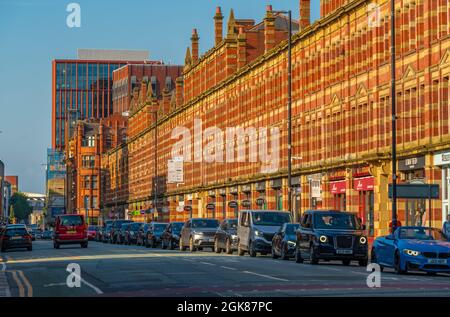 Vista del traffico e dell'architettura tradizionale a Deansgate, Manchester, Inghilterra, Regno Unito, Europa Foto Stock