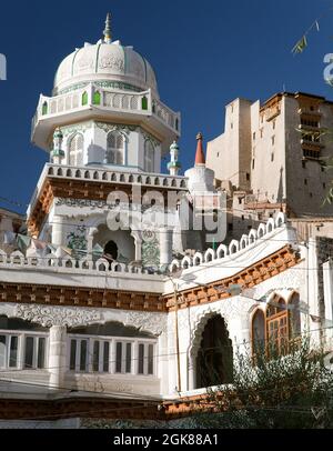 Vista da Leh, Ladakh, Jammu e Kashmir, India - Jama Masjid e Leh Palace con stupa sullo sfondo Foto Stock