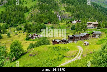 Panorama idilliaco vicino a Staffal, nella Valle del Lys. Valle d'Aosta, Italia settentrionale. Foto Stock