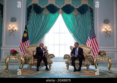 Il presidente Barack Obama incontra il primo ministro Najib Razak nella residenza del primo ministro a Kuala Lumpur, Malesia, 27 aprile 2014. (Foto ufficiale della Casa Bianca di Pete Souza) questa fotografia ufficiale della Casa Bianca è resa disponibile solo per la pubblicazione da parte delle organizzazioni di notizie e/o per uso personale la stampa dal soggetto(i) della fotografia. La fotografia non può essere manipolata in alcun modo e non può essere utilizzata in materiali commerciali o politici, pubblicità, e-mail, prodotti, promozioni che in alcun modo suggerisca l'approvazione o l'approvazione del presidente, della prima famiglia o del Foto Stock