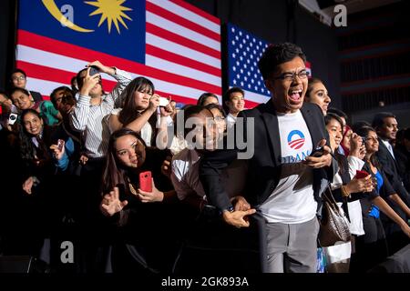 Uno studente reagisce alle osservazioni del presidente Barack Obama dopo un incontro del municipio con i rappresentanti della Young Southeast Asian Leaders Initiative, presso l'Università di Malaya a Kuala Lumpur, Malesia, 27 aprile 2014. (Foto ufficiale della Casa Bianca di Pete Souza) questa fotografia ufficiale della Casa Bianca è resa disponibile solo per la pubblicazione da parte delle organizzazioni di notizie e/o per uso personale la stampa dal soggetto(i) della fotografia. La fotografia non può essere manipolata in alcun modo e non può essere utilizzata in materiali commerciali o politici, pubblicità, e-mail, prodotti, promozioni che in Foto Stock