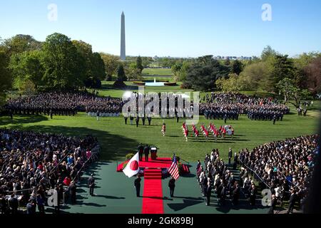 La Old Guard Fife e il Drum Corps dell'esercito degli Stati Uniti sfilano sul prato meridionale della Casa Bianca durante la cerimonia di arrivo dello Stato per il primo ministro Shinzo Abe del Giappone, 28 aprile 2015. (Foto ufficiale della Casa Bianca di Pete Souza) questa fotografia ufficiale della Casa Bianca è resa disponibile solo per la pubblicazione da parte delle organizzazioni di notizie e/o per uso personale la stampa dal soggetto(i) della fotografia. La fotografia non può essere manipolata in alcun modo e non può essere utilizzata in materiali commerciali o politici, pubblicità, e-mail, prodotti, promozioni che in alcun modo suggeriscono l'approvazione o l'approvazione di Foto Stock