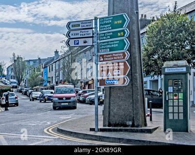 Un cartello stradale in direzione Westport, County Mayo, Irlanda. Con le indicazioni per Galway, Dublino e Louisburgh, tra gli altri. Foto Stock