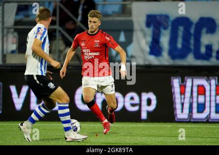 EINDHOVEN, PAESI BASSI - SETTEMBRE 13: Jens van Son del FC Eindhoven Jelle Goselink di Helmond Sport durante la partita di Keukenkampioen Divisie tra il FC Eindhoven e Helmond Sport al Jan Louwers Stadion il 13 Settembre 2021 a Eindhoven, Paesi Bassi (Foto di Joris Verwijst/Orange Pictures) Foto Stock