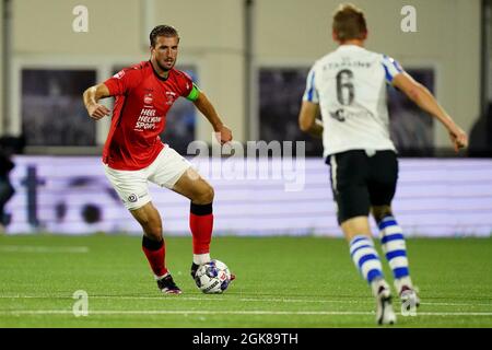 EINDHOVEN, PAESI BASSI - SETTEMBRE 13: Robin van der Meer di Helmond Sport Jens van Son del FC Eindhoven durante la partita di Keukenkampioen Divisie tra il FC Eindhoven e Helmond Sport al Jan Louwers Stadion il 13 Settembre 2021 a Eindhoven, Paesi Bassi (Foto di Joris Verwijst/Orange Pictures) Foto Stock