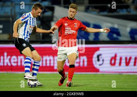 EINDHOVEN, PAESI BASSI - SETTEMBRE 13: Jens van Son del FC Eindhoven Jelle Goselink di Helmond Sport durante la partita di Keukenkampioen Divisie tra il FC Eindhoven e Helmond Sport al Jan Louwers Stadion il 13 Settembre 2021 a Eindhoven, Paesi Bassi (Foto di Joris Verwijst/Orange Pictures) Foto Stock