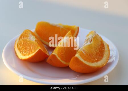 Halthy bella fette di arancio colorato su uno sfondo bianco lat. Agrumi aurantium Foto Stock