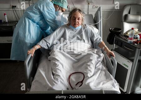Personale medico che controlla i pazienti presso l'unità di terapia intensiva dell'ospedale di Liegi, che è gravemente colpito da Covid 19. Liegi, Belgio. Foto Stock