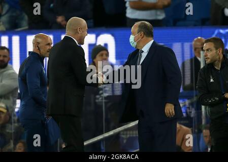 Everton, Regno Unito. 13 settembre 2021. Il direttore di Burnley Sean Dyche (l) scuote le mani con il direttore di Everton Rafa Benitez, indossando la sua copertura facciale davanti a k/o. Premier League Match, Everton contro Burnley al Goodison Park di Liverpool lunedì 13 settembre 2021. Questa immagine può essere utilizzata solo a scopo editoriale. Solo per uso editoriale, licenza richiesta per uso commerciale. Nessun uso in scommesse, giochi o un singolo club / campionato / giocatori pubblicazioni. pic di Chris Stading/Andrew Orchard sport fotografia/Alamy Live news credito: Andrew Orchard sport fotografia/Alamy Live News Foto Stock