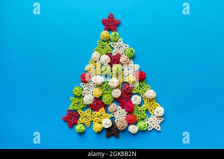 Alternative di albero di Natale fatto di colorate presente scatole Foto  stock - Alamy