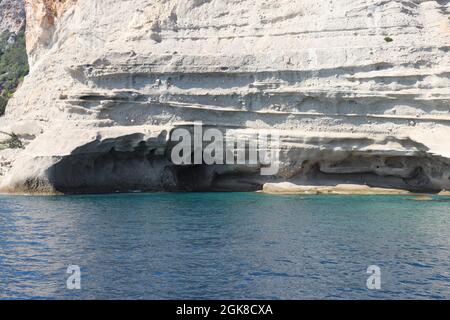Splendida vista sul Mar Mediterraneo blu e la costa vicino alla città di Kemer ad Antalya, Turchia Foto Stock
