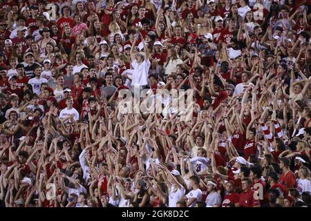 BLOOMINGTON, STATI UNITI D'AMERICA - 2021/09/11: I fan dell'Indiana University partecipano a un'onda umana mentre la IU gioca contro l'Idaho durante una partita di football NCAA il 11 settembre 2021, al Memorial Stadium di Bloomington, Ind. Gli Hoosiers hanno battuto i Vandals 56-14. Foto Stock