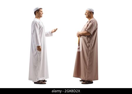 Scatto a tutto profilo di due uomini in abiti etnici che hanno una conversazione isolato su sfondo bianco Foto Stock