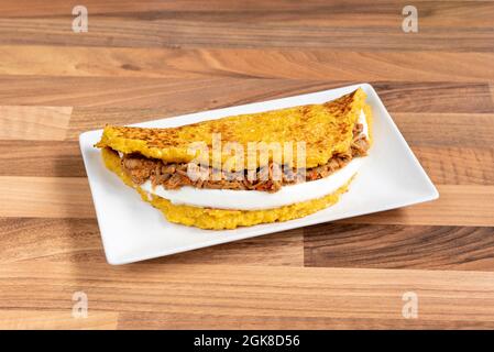 Cachapa di pasta di mais venezuelana con carne grattugiata e formaggio fresco Foto Stock