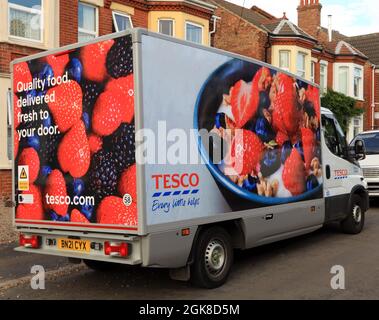 Tesco, furgone per la consegna a domicilio, negozio e servizio di consegna a domicilio, Hunstanton, Norfolk, Inghilterra Foto Stock