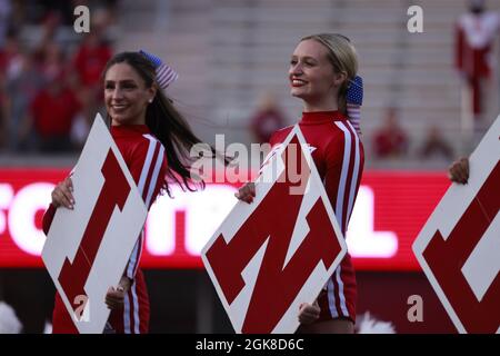 BLOOMINGTON, STATI UNITI D'AMERICA - 2021/09/11: I cheerleaders dell'Indiana University guidano un cheer prima che IU giochi contro l'Idaho durante una partita di football dell'NCAA il 11 settembre 2021 al Memorial Stadium di Bloomington, Ind. Gli Hoosiers battono i Vandals 56-14. Foto Stock