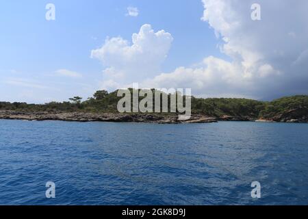 Splendida vista sul Mar Mediterraneo blu e la costa vicino alla città di Kemer ad Antalya, Turchia Foto Stock